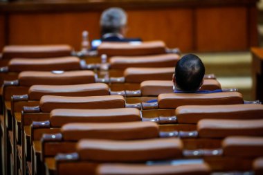 Bükreş, Romanya - 23 Nisan 2020: Covid-19 'daki tecrit sırasında Romanya Parlamenterler Meclisi Toplantısında çok az milletvekili ve boş sandalye.