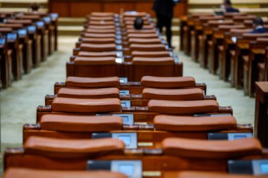 Bükreş, Romanya - 23 Nisan 2020: Covid-19 'daki tecrit sırasında Romanya Parlamenterler Meclisi Toplantısında çok az milletvekili ve boş sandalye.