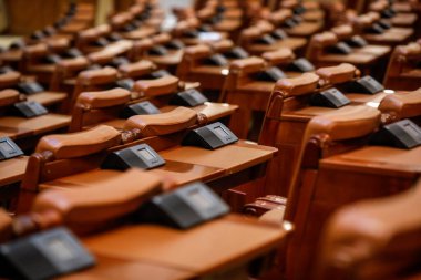 Bükreş, Romanya - 23 Nisan 2020: Covid-19 'daki tecrit sırasında Romanya Parlamenterler Meclisi Toplantısında çok az milletvekili ve boş sandalye.