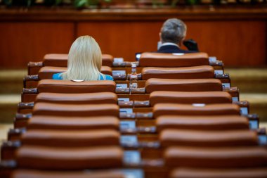 Bükreş, Romanya - 23 Nisan 2020: Covid-19 'daki tecrit sırasında Romanya Parlamenterler Meclisi Toplantısında çok az milletvekili ve boş sandalye.