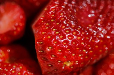 Yüzeyi ve çilek tohumları ile sığ alan derinliği (seçici odak) ve makro resim.
