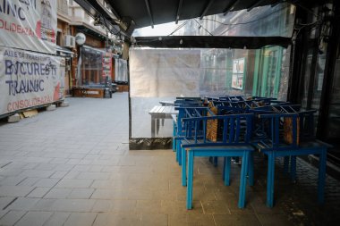 Bükreş, Romanya - 22 Nisan 2020: Romen karayolu polisi Covid-19 'daki tecrit sırasında sürücülerin kimlik belgelerini kontrol etmek için bir arabayı kenara çekti.