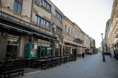 Bükreş, Romanya - 22 Nisan 2020: Romen karayolu polisi Covid-19 'daki tecrit sırasında sürücülerin kimlik belgelerini kontrol etmek için bir arabayı kenara çekti.