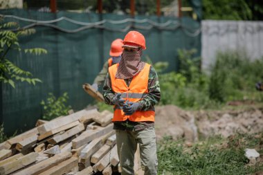 Bükreş, Romanya - 14 Mayıs 2020: Bükreş 'teki bir inşaat alanında Asyalı inşaat işçileri.