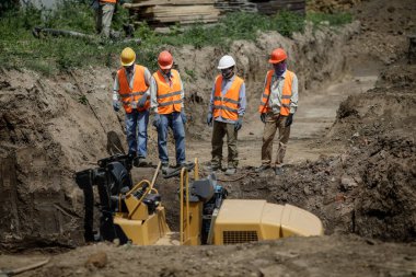 Bükreş, Romanya - 14 Mayıs 2020: Bükreş 'teki bir inşaat alanında Asyalı inşaat işçileri.