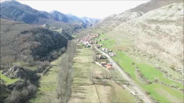 Vuelo Dron Sobre Valle Carretera Cabornera Len — Video Stock