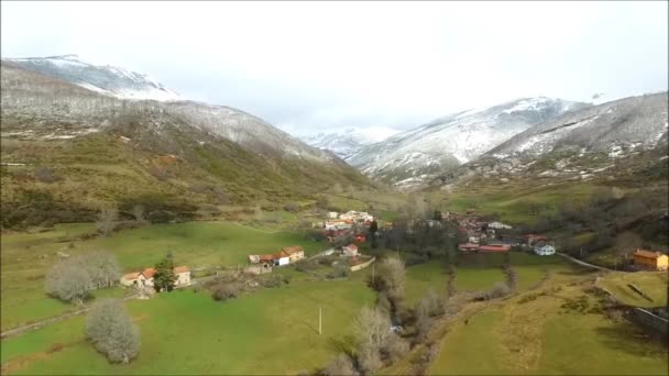 Vuelo Dron Sobre Vfably Carretera Canseco Leon — стоковое видео
