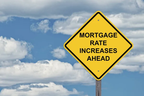 Uwaga na tle nieba - Mortgage Rate zwiększa naprzód — Zdjęcie stockowe