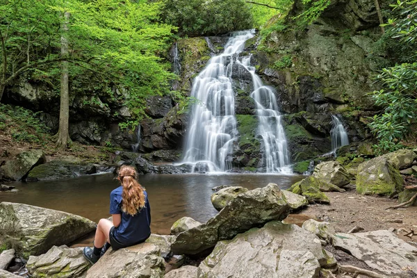 Young Woman Viewing Spruce Flats Falls — Stock Photo, Image