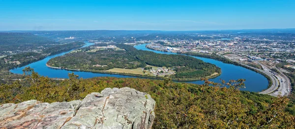 Si affacciano vista di Mocassino curva, il fiume Tennessee e la città — Foto Stock