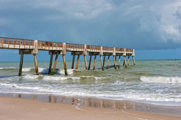 Pier in de buurt van Jaycee Park In Vero Beach Florida — Stockfoto