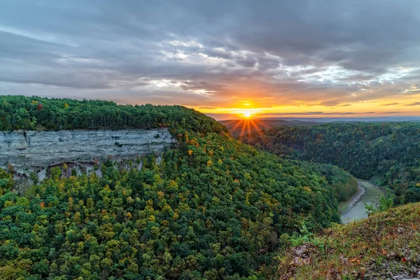 Sonnenaufgang im Letchwoth State Park in New York — Stockfoto