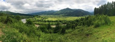 Rybnyk village, Ukrayna yakınındaki Stryi Nehri Vadisi panoramik manzaralı