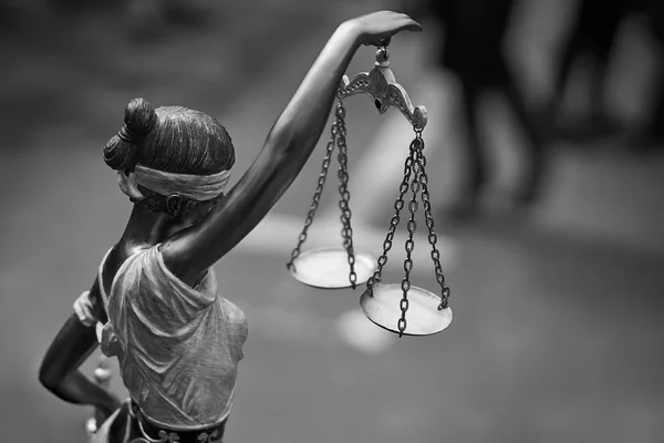 Themis heykeli denge teraziler ile