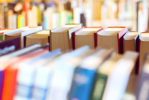 Livros em uma estante de livros em uma biblioteca — Fotografia de Stock