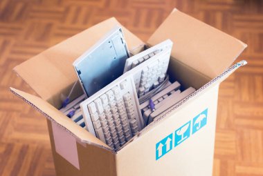 Taşıma Office - karton kutu ile lots-in bilgisayar klavyeleri