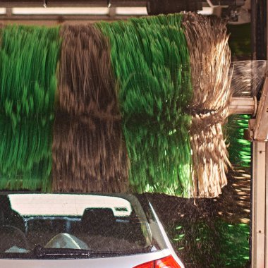 Otomatik oto yıkama hizmeti içinde hareket