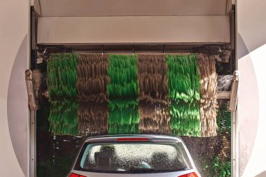 Otomatik oto yıkama hizmeti içinde hareket