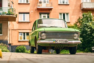 Yeşil Moskvitch 412 Izh-412 araba sokakta park edilmiş.