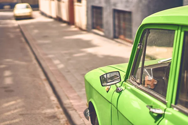 Carro verde vintage estacionado em uma rua — Fotografia de Stock