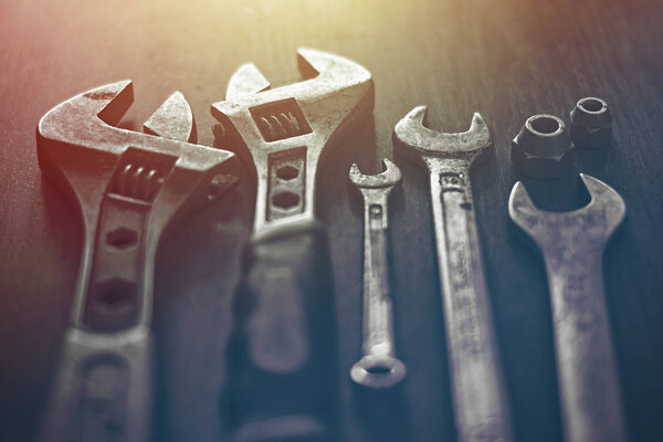 Инструменты на столе тонированные
