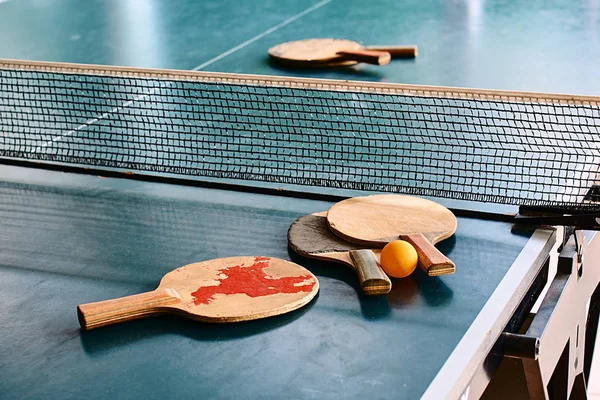 Oude Tafeltennis rackets op de speltafel — Stockfoto