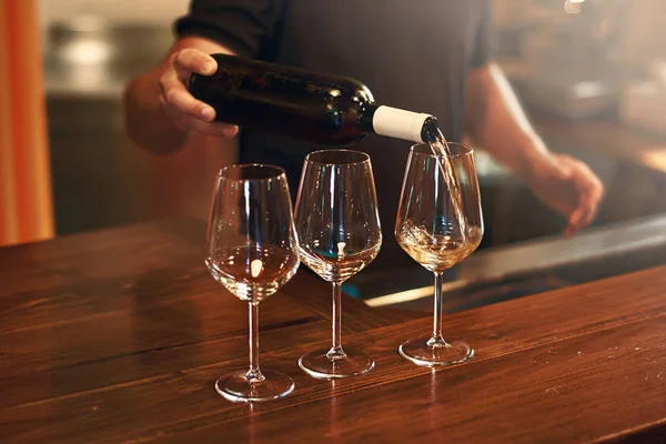 Sommelier doldurur gözlük sırasında pinot gris şarap tadımı