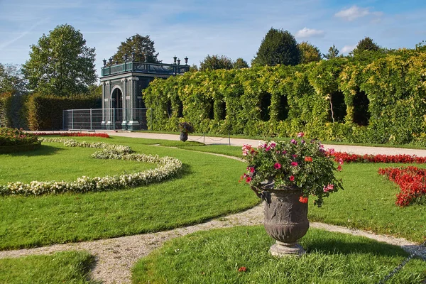 Садовый дом рядом с дворцом в Вене — стоковое фото