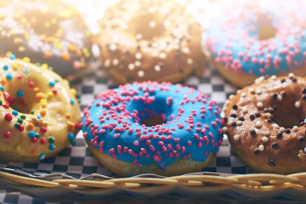 Разноцветные пончики — стоковое фото
