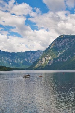 Karşıya yelkenli gemi Bohinj Gölü manzaralı