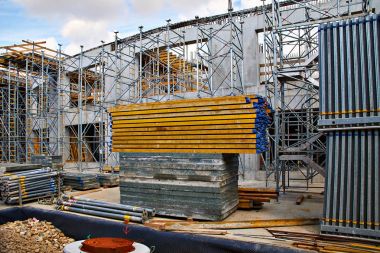 İnşaat sahasında farklı metal malzemeleri