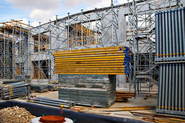 İnşaat sahasında farklı metal malzemeleri
