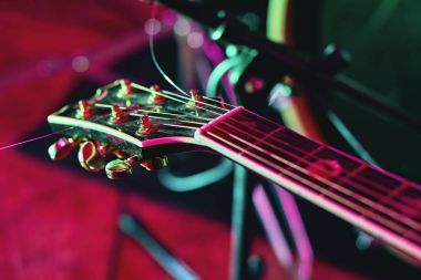 Closeup gitar klavye konser