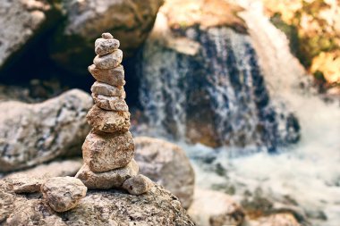 Rocky Dağları dere kıyısında Zen piramit taş