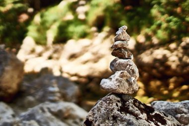 Rocky Dağları dere kıyısında Zen piramit taş