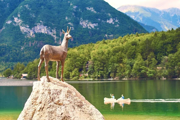 Ribcev Laz, Slovenia - July 04, 2017: Bronze statue of Goldhorn Zlatorog deer next to the Bohinj Lake in Triglav national park — Stock Photo, Image