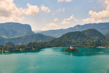 Geniş Bled Gölü Dağları ile bakış açısı, ada ve kilise hac, Bled kale üst avludan, Slovenya görüntülemek.
