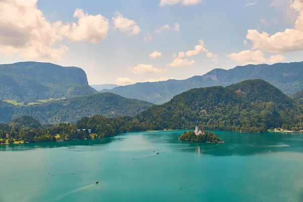 Wide angle view of Bled lake with mountains, island and pilgrimage church, view from the Bled Castle upper yard, Slovenia. — Stock Photo, Image