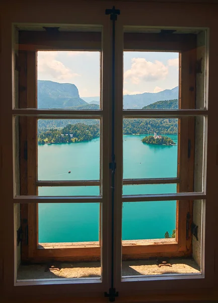 Vista del lago Bled y la Iglesia en la Isla desde la ventana del Castillo de Bled, Eslovenia — Foto de Stock
