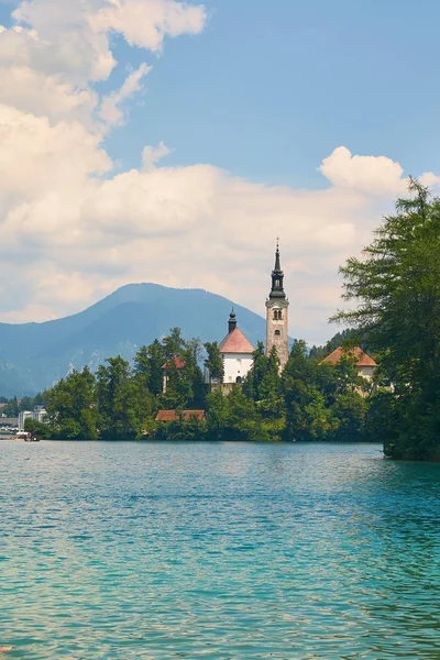 Vista de la Iglesia en la isla en el lago Bled — Foto de Stock