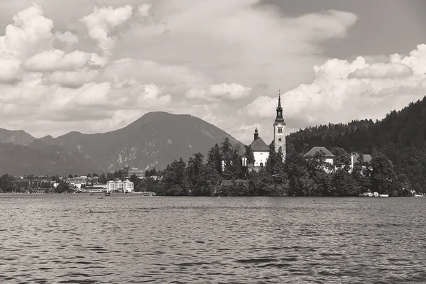 Vista de la Iglesia en la isla en el lago Bled — Foto de Stock