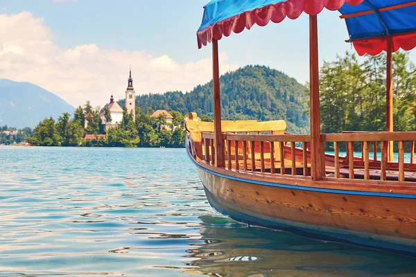 Barco Pletna a orillas del lago Bled, Eslovenia — Foto de Stock