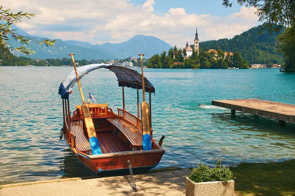 Barco Pletna a orillas del lago Bled, Eslovenia — Foto de Stock