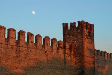 Soave, İtalya'nın güzel ortaçağ şehir kale duvarına