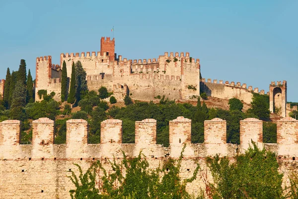 Utsikt över vackra medeltidsstaden Soave, Italien — Stockfoto