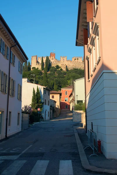 Úzká ulice krásného středověkého městečka Soave — Stock fotografie