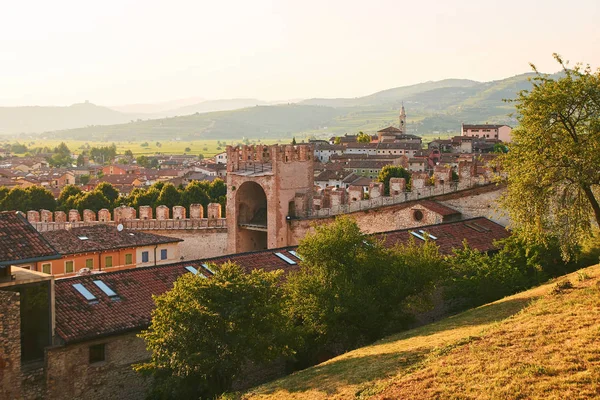 Pohled na krásné středověké město, Soave, Itálie od hradní vrch — Stock fotografie