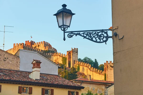 Malebné střechy z krásného středověkého městečka Soave — Stock fotografie