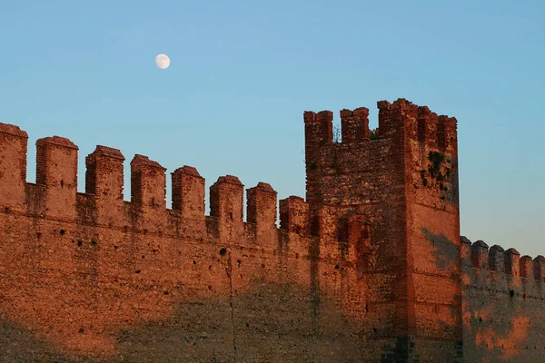 Fästning vägg av vackra medeltidsstaden Soave, Italien — Stockfoto