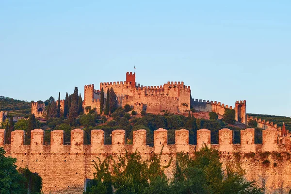 Utsikt över vackra medeltidsstaden Soave, Italien på kvällen — Stockfoto